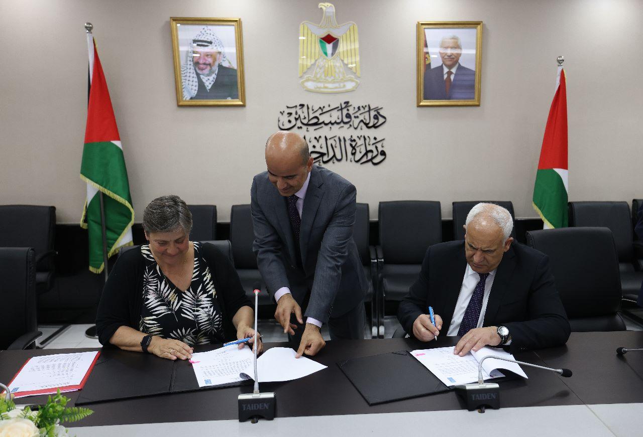 جانب من توقيع الاتفاقية